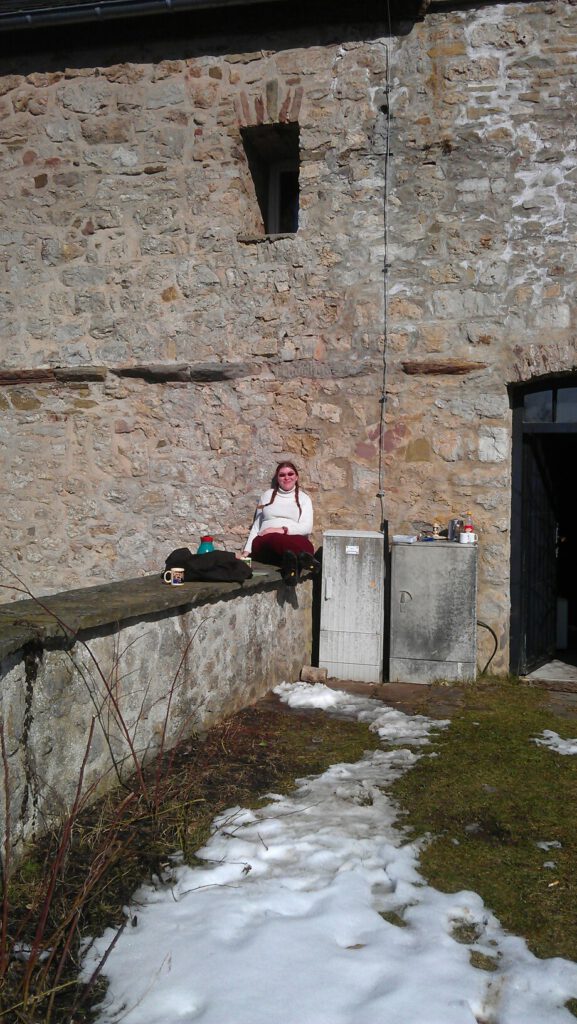Arbeiten auf der Burg Blankenheim - wobei ich auf diesem Bild gerade auf der Burgmauer in der Sonne sitze und meine Pause genieße.