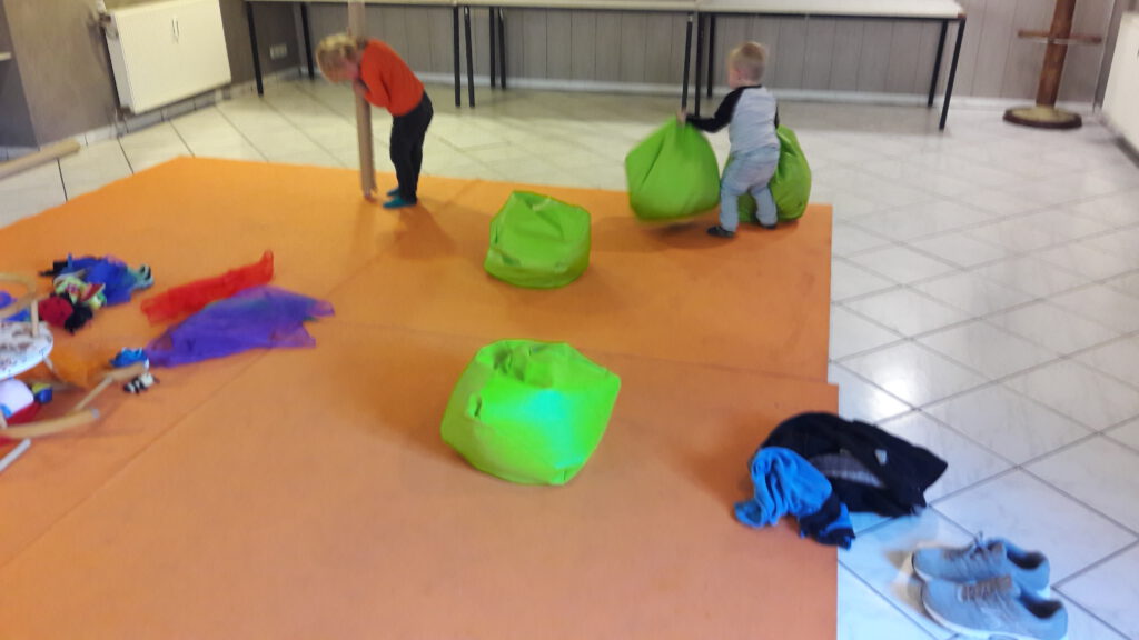 Im Vereinsheim den Tuspo Huckingen hatten die Zwerge viel Platz zum spielen