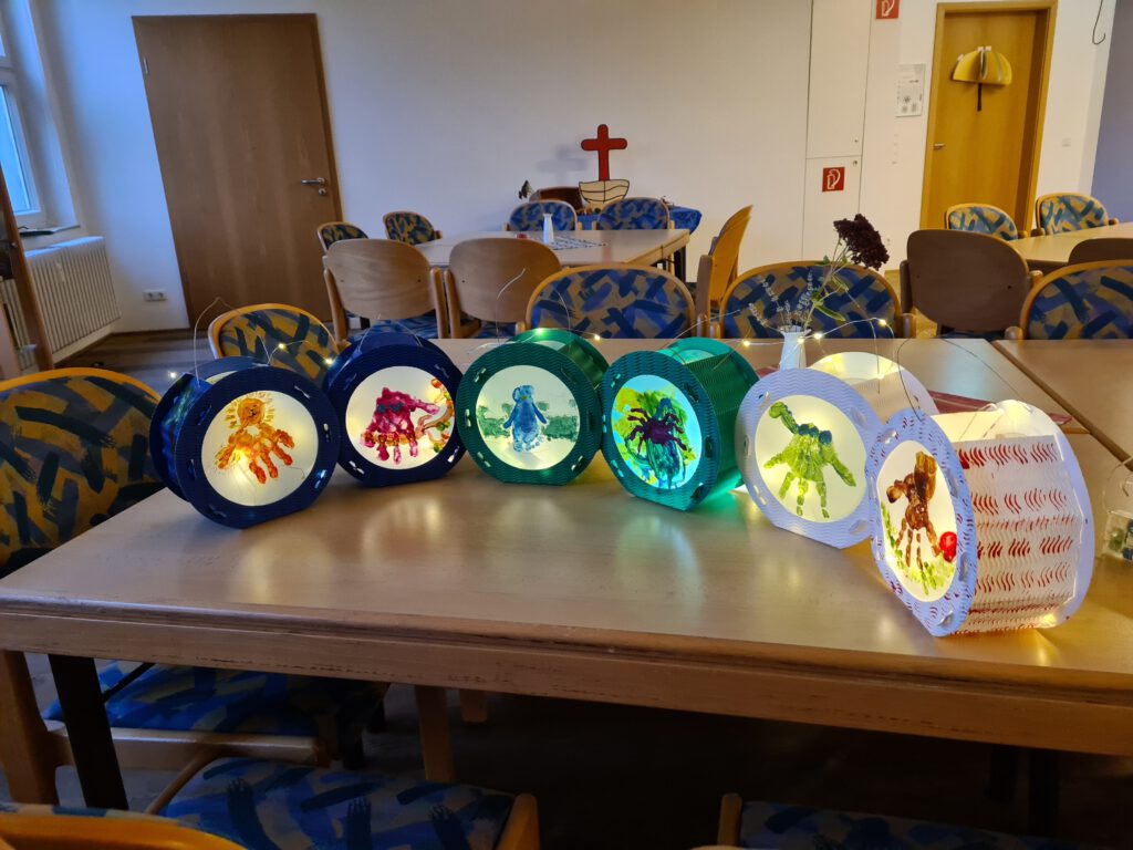 Beim St. Martin Kreativcafé im Gemeindehaus wurden tolle Laternen Gebastelt