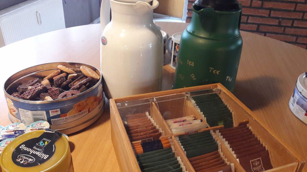 Kaffee, Tee und Kekse stehen bereit fürs Zwergencafé